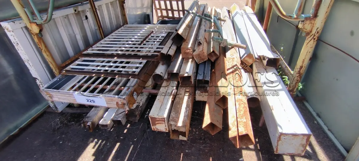 LOTE 229 - 01 LOTE COM PEDAÇOS DE PERFIS EM FERRO (NO ESTADO, NÃO SABEMOS SE FUNCIONA. LEILÃO NÃO TEM GARANTIA E NEM DEVOLUÇÃO).