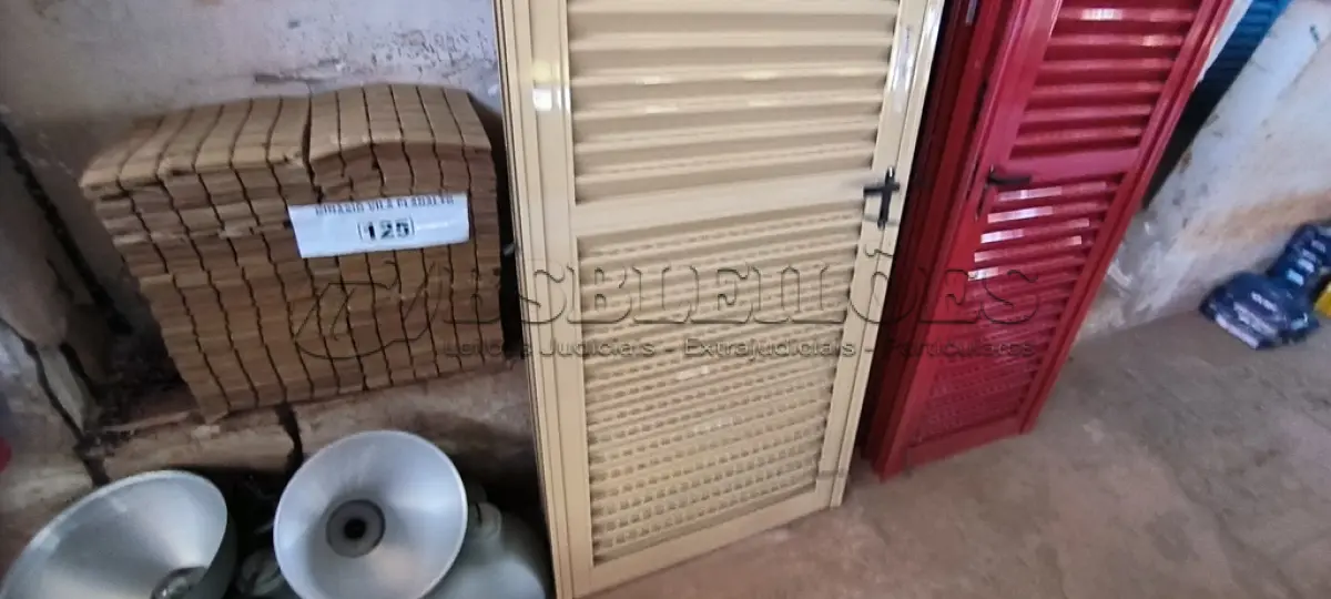 LOTE 127 - 02 PORTAS EM ALUMÍNIO 80X2.45 NA COR MARROM CLARO (NO ESTADO, NÃO SABEMOS SE FUNCIONA. LEILÃO NÃO TEM GARANTIA E NEM DEVOLUÇÃO).