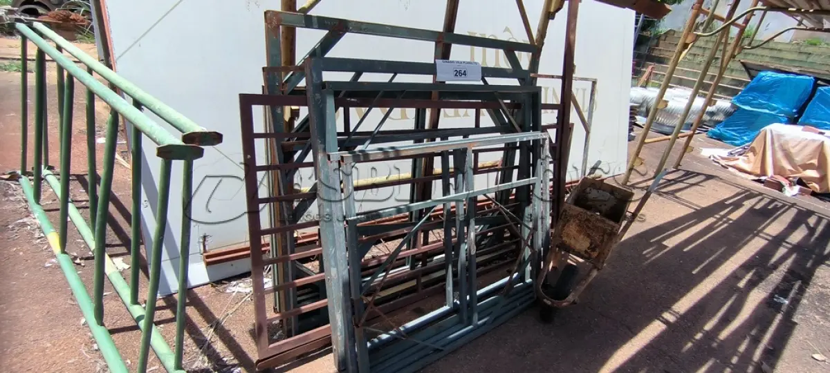 LOTE 264 - 01 LOTE COM GRADES EM FERRO E 01 CARRINHO DE MÃO (NO ESTADO, NÃO SABEMOS SE FUNCIONA. LEILÃO NÃO TEM GARANTIA E NEM DEVOLUÇÃO).