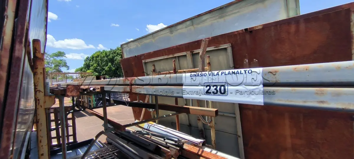 LOTE 230 - 01 LOTE COM PERFIS EM FERRO (NO ESTADO, NÃO SABEMOS SE FUNCIONA. LEILÃO NÃO TEM GARANTIA E NEM DEVOLUÇÃO).