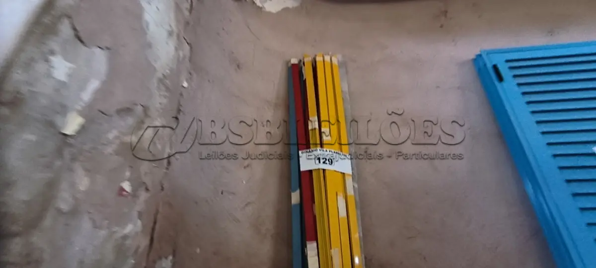 LOTE 129 - 01 LOTE COM PERFIS EM ALUMÍNIO COLORIDO (NO ESTADO, NÃO SABEMOS SE FUNCIONA. LEILÃO NÃO TEM GARANTIA E NEM DEVOLUÇÃO).