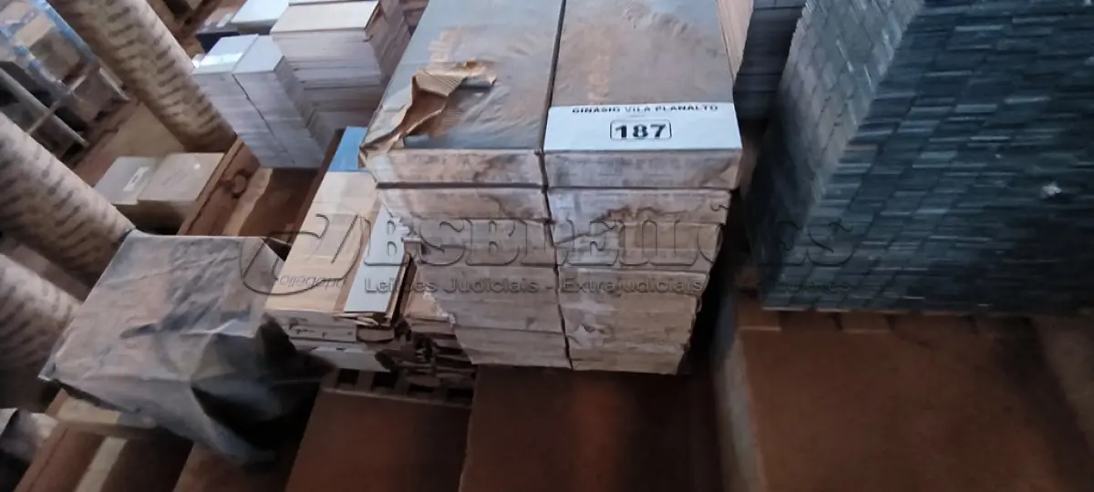 LOTE 187 - 22 CAIXAS DE REVESTIMENTO 30X60 PORTOBELLO (NO ESTADO, NÃO SABEMOS SE FUNCIONA. LEILÃO NÃO TEM GARANTIA E NEM DEVOLUÇÃO).