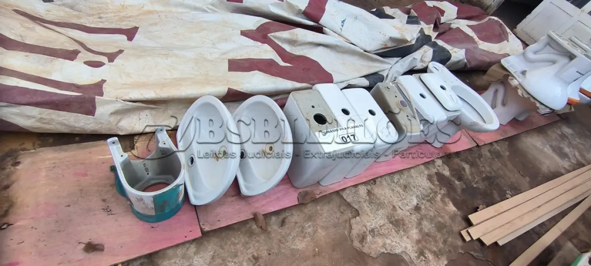 LOTE 017 - 01 LOTE COM 06 CAIXAS ACOPLADAS, 02 PIAS PARA LAVATÓRIO E 01 VASO SANITÁRIO (NO ESTADO, NÃO SABEMOS SE FUNCIONA. LEILÃO NÃO TEM GARANTIA E NEM DEVOLUÇÃO).