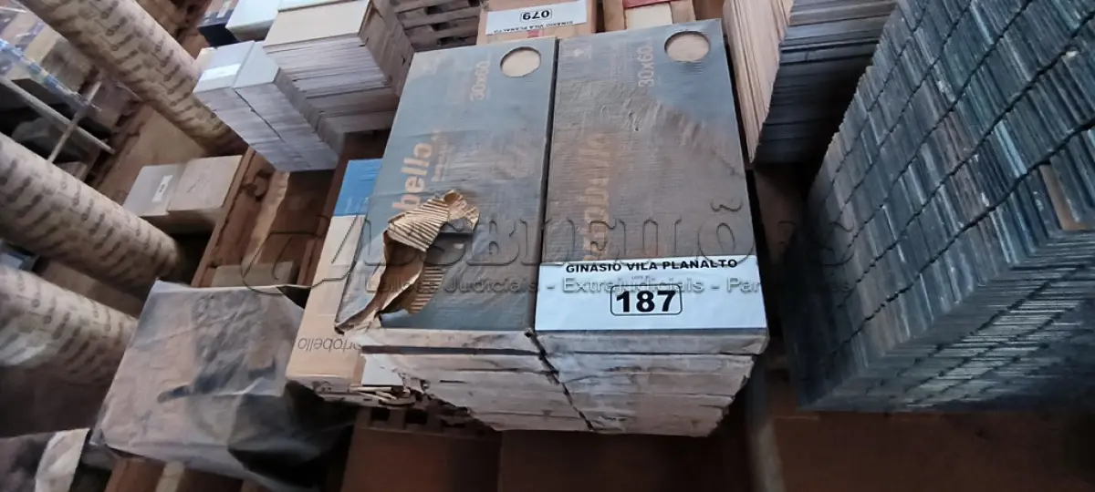 LOTE 187 - 22 CAIXAS DE REVESTIMENTO 30X60 PORTOBELLO (NO ESTADO, NÃO SABEMOS SE FUNCIONA. LEILÃO NÃO TEM GARANTIA E NEM DEVOLUÇÃO).