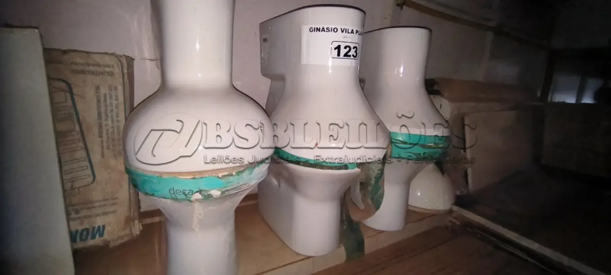 LOTE 123 - 07 VASOS SANITÁRIOS (NOVO) (NO ESTADO, NÃO SABEMOS SE FUNCIONA. LEILÃO NÃO TEM GARANTIA E NEM DEVOLUÇÃO).