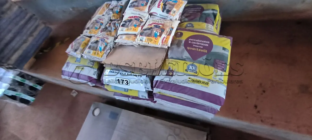 LOTE 173 - 01 LOTE COM REJUNTES E ARGAMASSA QUARTZOLIT (NO ESTADO, NÃO SABEMOS SE FUNCIONA. LEILÃO NÃO TEM GARANTIA E NEM DEVOLUÇÃO).