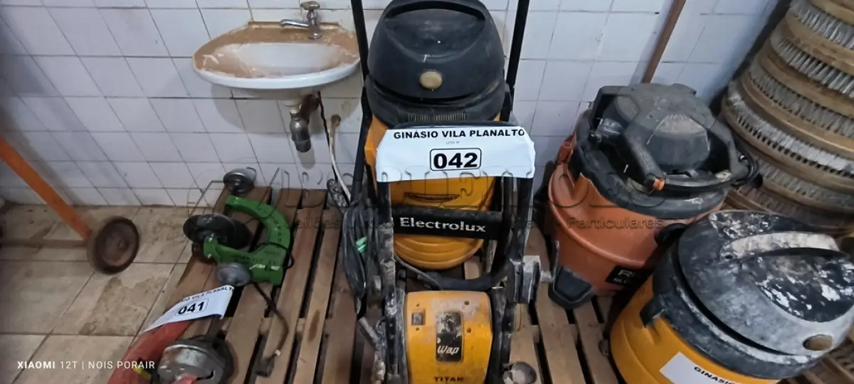 LOTE 042 - 01 ASPIRADOR DE PO ELETROLUX E 01 LAVA JATO WAP TITAN (NO ESTADO, NÃO SABEMOS SE FUNCIONA. LEILÃO NÃO TEM GARANTIA E NEM DEVOLUÇÃO).