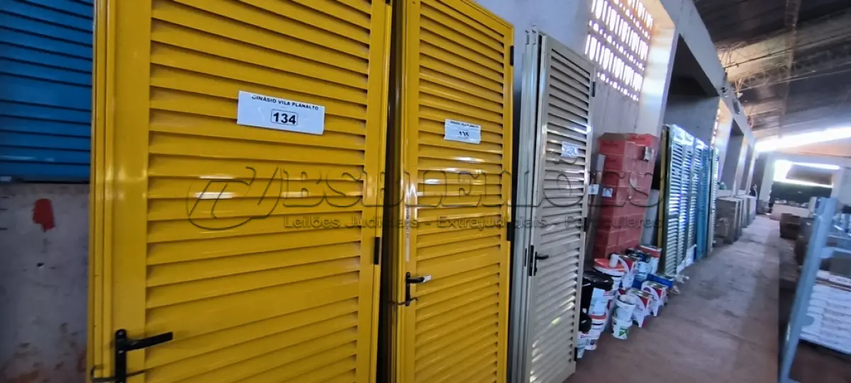 LOTE 135 - 02 PORTAS EM ALUMÍNIO 80X2,45 NA COR AMARELO (NO ESTADO, NÃO SABEMOS SE FUNCIONA. LEILÃO NÃO TEM GARANTIA E NEM DEVOLUÇÃO).