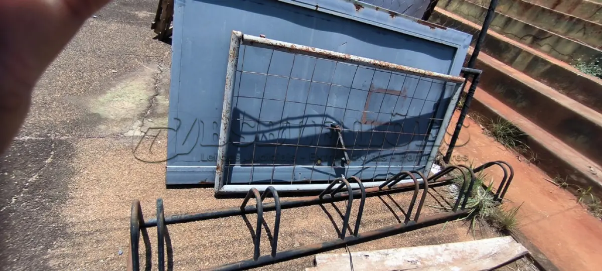 LOTE 258 - 01 LOTE COM GRADE EM FERRO, PORTÃO EM FERRO E 01 SUPORTE PARA TRANSPORTAR BICICLETAS (NO ESTADO, NÃO SABEMOS SE FUNCIONA. LEILÃO NÃO TEM GARANTIA E NEM DEVOLUÇÃO).
