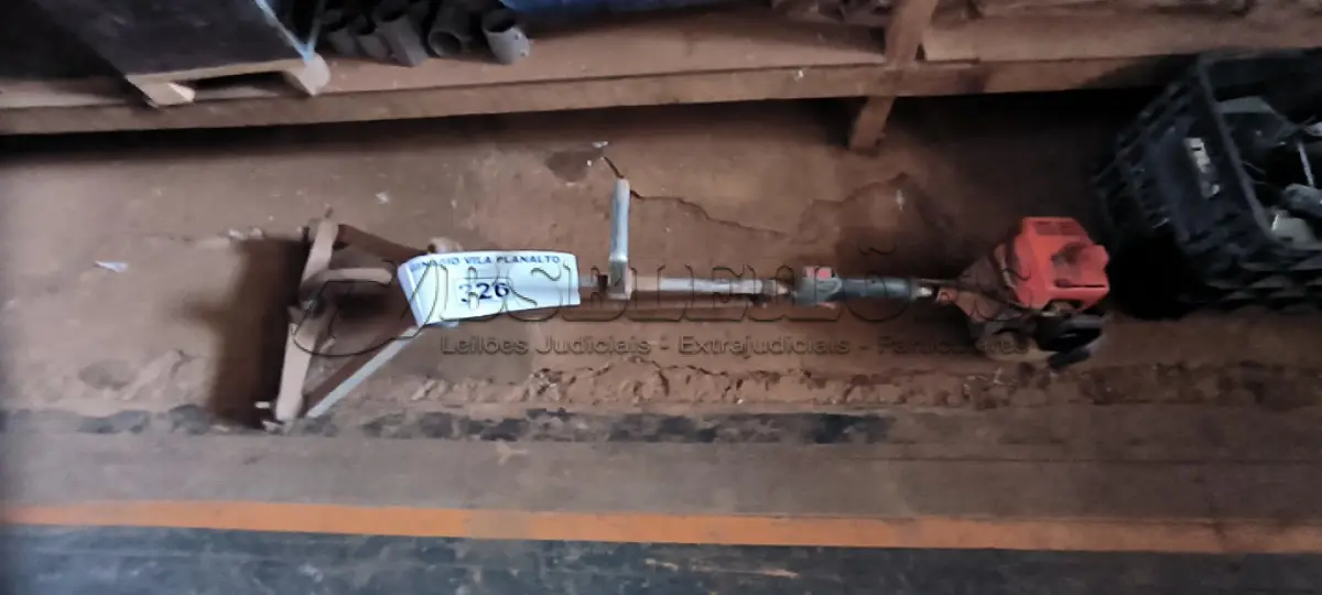 LOTE 326 - 01 ROÇADEIRA A GASOLINA (NO ESTADO, NÃO SABEMOS SE FUNCIONA. LEILÃO NÃO TEM GARANTIA E NEM DEVOLUÇÃO).