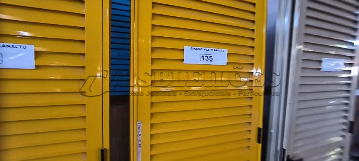 LOTE 135 - 02 PORTAS EM ALUMÍNIO 80X2,45 NA COR AMARELO (NO ESTADO, NÃO SABEMOS SE FUNCIONA. LEILÃO NÃO TEM GARANTIA E NEM DEVOLUÇÃO).