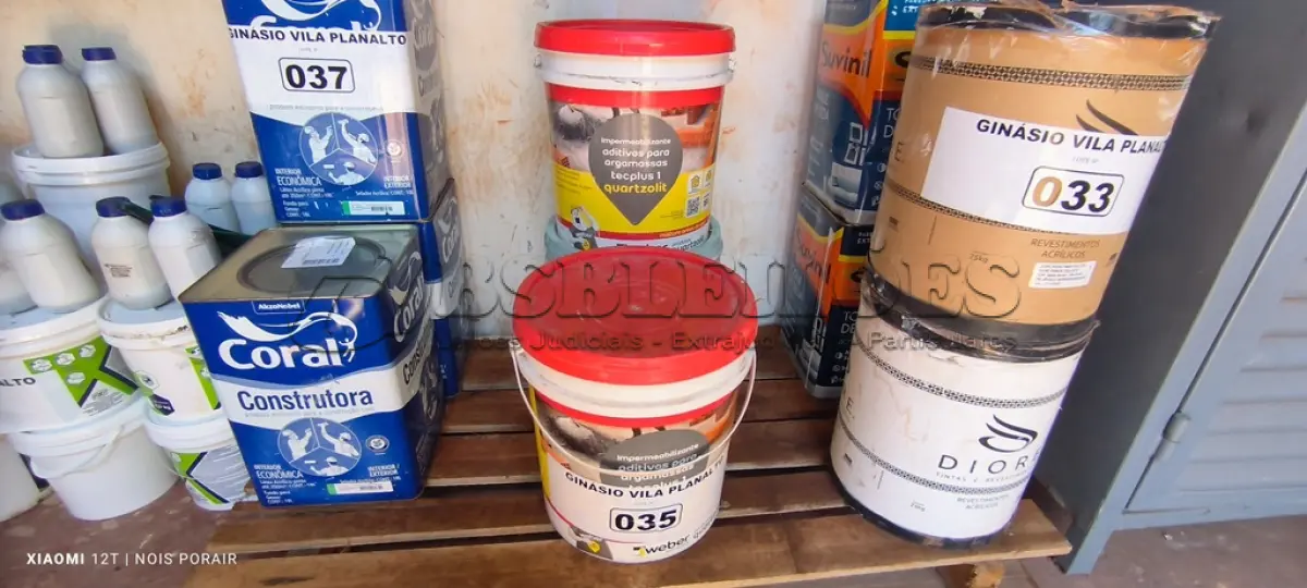 LOTE 035 - 01 LOTE COM BALDES DE IMPERMEABILIZANTES (NO ESTADO, NÃO SABEMOS SE FUNCIONA. LEILÃO NÃO TEM GARANTIA E NEM DEVOLUÇÃO).
