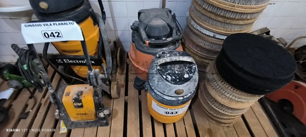 LOTE 043 - 02 ASPIRADORES DE PÓ SEM MARCA APARENTE (NO ESTADO, NÃO SABEMOS SE FUNCIONA. LEILÃO NÃO TEM GARANTIA E NEM DEVOLUÇÃO).