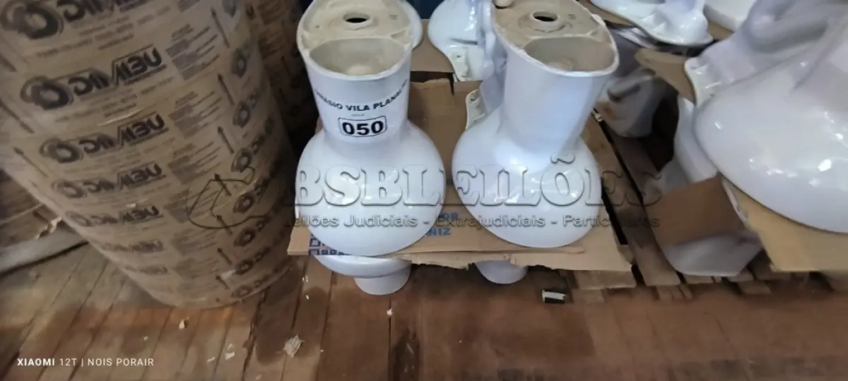 LOTE 050 - 01 LOTE COM 04 VASOS SANITÁRIOS (NO ESTADO, NÃO SABEMOS SE FUNCIONA. LEILÃO NÃO TEM GARANTIA E NEM DEVOLUÇÃO).
