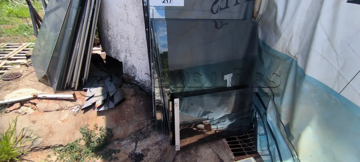 LOTE 217 - 01 LOTE COM VIDROS TAMANHOS DIVERSOS (NO ESTADO, NÃO SABEMOS SE FUNCIONA. LEILÃO NÃO TEM GARANTIA E NEM DEVOLUÇÃO).