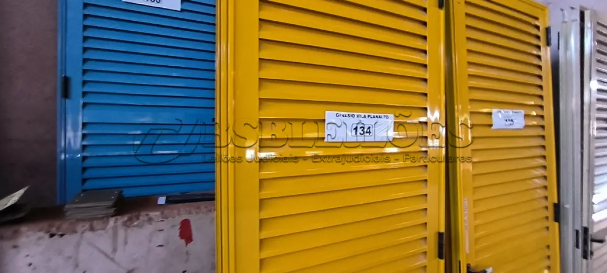 LOTE 134 - 02 PORTAS EM ALUMÍNIO 80X2,45 NA COR AMARELA (NO ESTADO, NÃO SABEMOS SE FUNCIONA. LEILÃO NÃO TEM GARANTIA E NEM DEVOLUÇÃO).