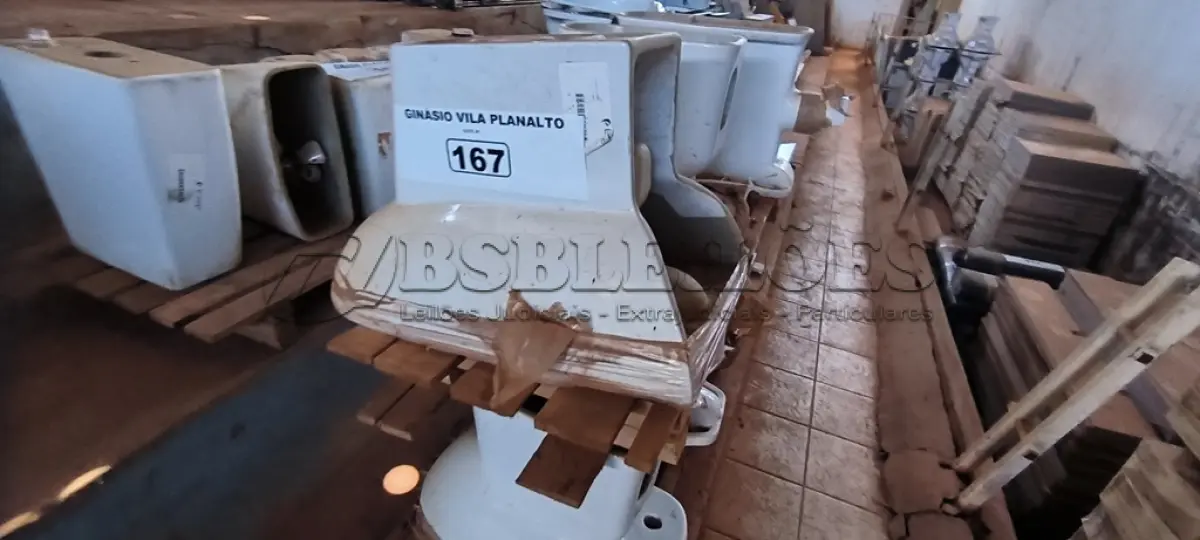 LOTE 167 - 03 VASOS SANITÁRIOS E 03 BIDÊS (NO ESTADO, NÃO SABEMOS SE FUNCIONA. LEILÃO NÃO TEM GARANTIA E NEM DEVOLUÇÃO).