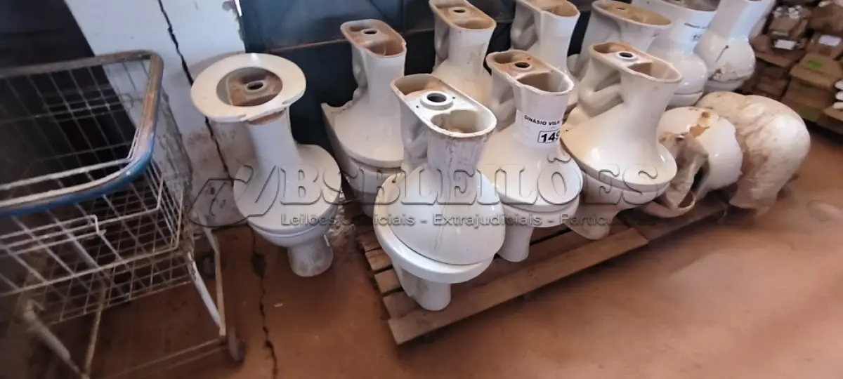 LOTE 149 - 14 VASOS SANITÁRIOS (NO ESTADO, NÃO SABEMOS SE FUNCIONA. LEILÃO NÃO TEM GARANTIA E NEM DEVOLUÇÃO).