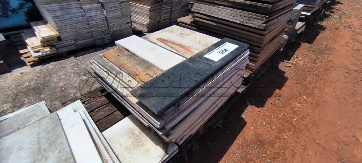 LOTE 204 - 01 LOTE COM RODAPÉS EM GRANITO TAMANHOS E CORES DIVERSAS (NO ESTADO, NÃO SABEMOS SE FUNCIONA. LEILÃO NÃO TEM GARANTIA E NEM DEVOLUÇÃO).