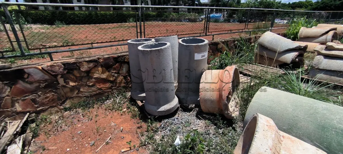 LOTE 283 - 04 MANILHAS EM CONCRETO PEQUENAS (NO ESTADO, NÃO SABEMOS SE FUNCIONA. LEILÃO NÃO TEM GARANTIA E NEM DEVOLUÇÃO).