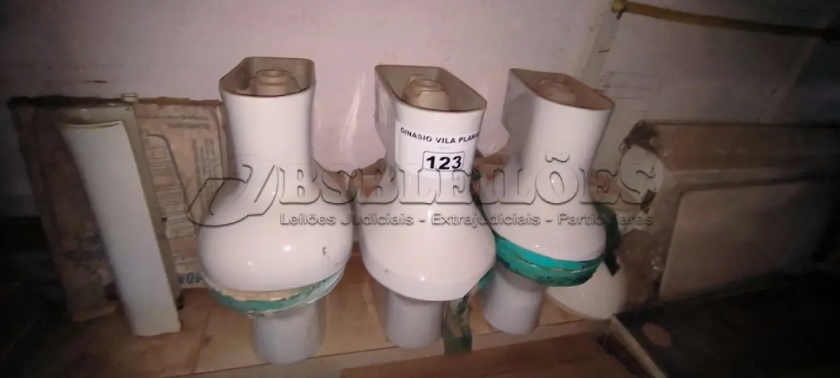 LOTE 123 - 07 VASOS SANITÁRIOS (NOVO) (NO ESTADO, NÃO SABEMOS SE FUNCIONA. LEILÃO NÃO TEM GARANTIA E NEM DEVOLUÇÃO).
