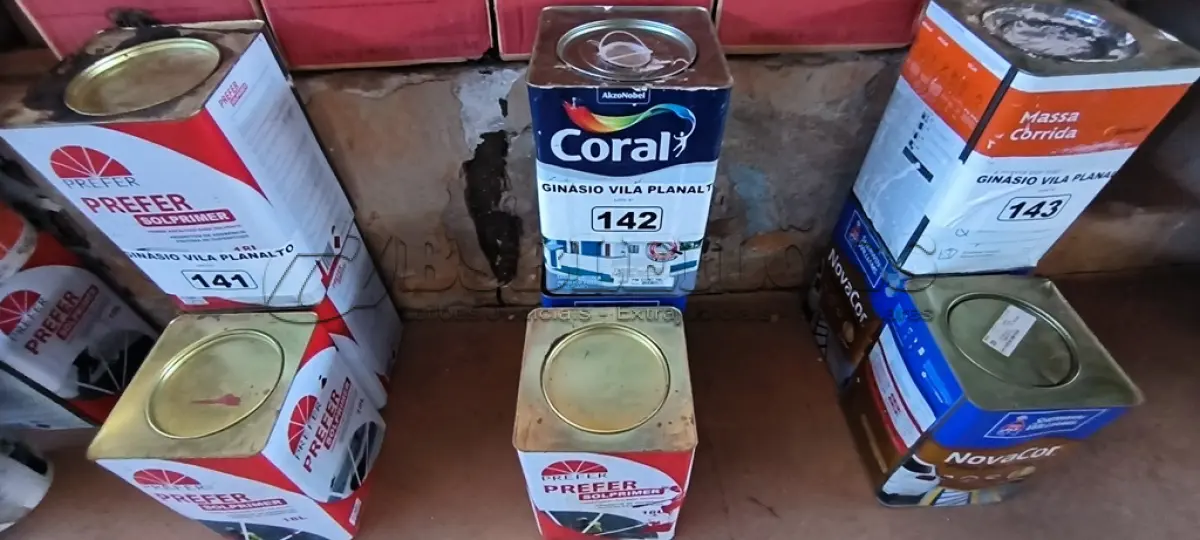 LOTE 142 - 01 LATA DE PRIME ASFÁLTICO 02 LATAS DE TINTAS DIVERSAS (NO ESTADO, NÃO SABEMOS SE FUNCIONA. LEILÃO NÃO TEM GARANTIA E NEM DEVOLUÇÃO).