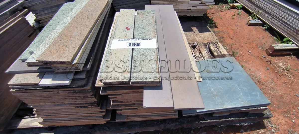 LOTE 198 - 01 LOTE COM RODAPÉS EM GRANITO TAMANHOS E CORES DIVERSAS (NO ESTADO, NÃO SABEMOS SE FUNCIONA. LEILÃO NÃO TEM GARANTIA E NEM DEVOLUÇÃO).