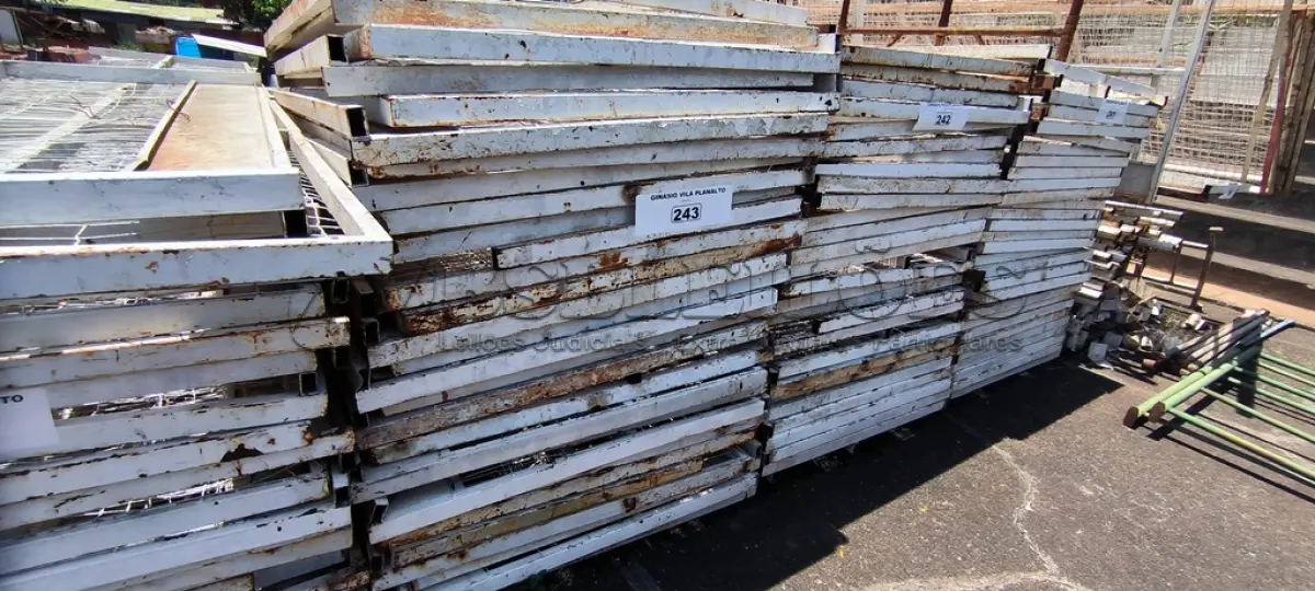 LOTE 243 - 01 LOTE COM GRADES EM FERRO NA COR BRANCA COM TELAS (NO ESTADO, NÃO SABEMOS SE FUNCIONA. LEILÃO NÃO TEM GARANTIA E NEM DEVOLUÇÃO).