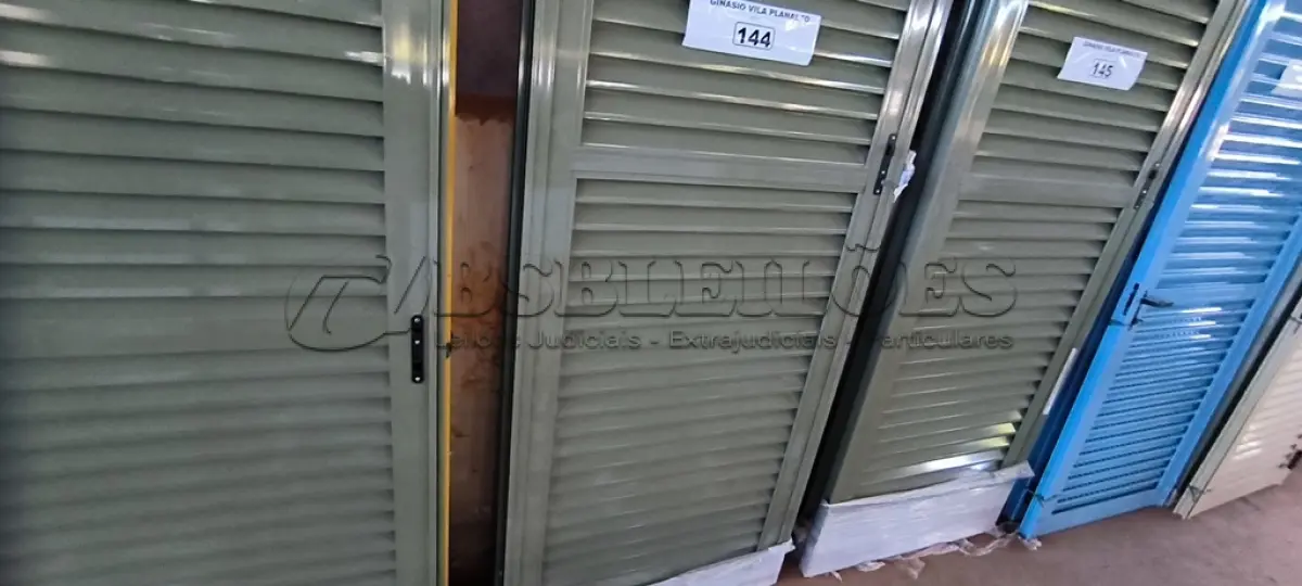LOTE 144 - 02 PORTAS EM ALUMÍNIO 80X2,45 NA COR VERDE (NO ESTADO, NÃO SABEMOS SE FUNCIONA. LEILÃO NÃO TEM GARANTIA E NEM DEVOLUÇÃO).