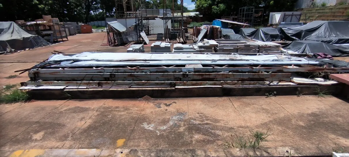 LOTE 250 - 01 LOTE COM TESOURAS EM FERRO PARA GALPÃO APROXIMADAMENTE 7 METROS (NO ESTADO, NÃO SABEMOS SE FUNCIONA. LEILÃO NÃO TEM GARANTIA E NEM DEVOLUÇÃO).
