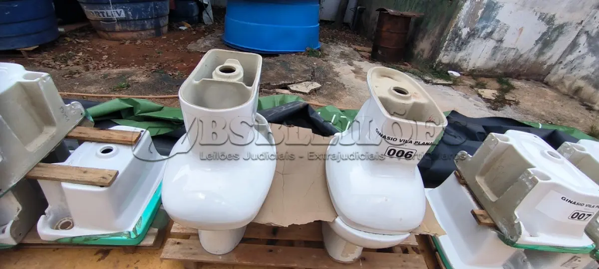LOTE 006 - 01 LOTE COM 04 VASOS SANITÁRIOS (NO ESTADO, NÃO SABEMOS SE FUNCIONA. LEILÃO NÃO TEM GARANTIA E NEM DEVOLUÇÃO).