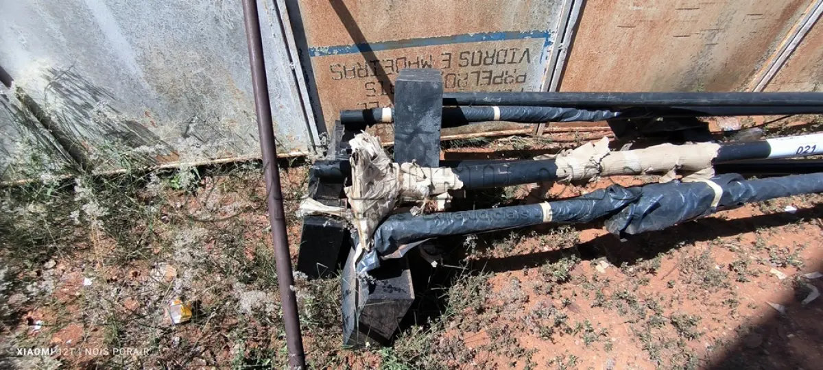 LOTE 021 - 06 POSTES SENDO 04 COM LUMINÁRIAS (NO ESTADO, NÃO SABEMOS SE FUNCIONA. LEILÃO NÃO TEM GARANTIA E NEM DEVOLUÇÃO).