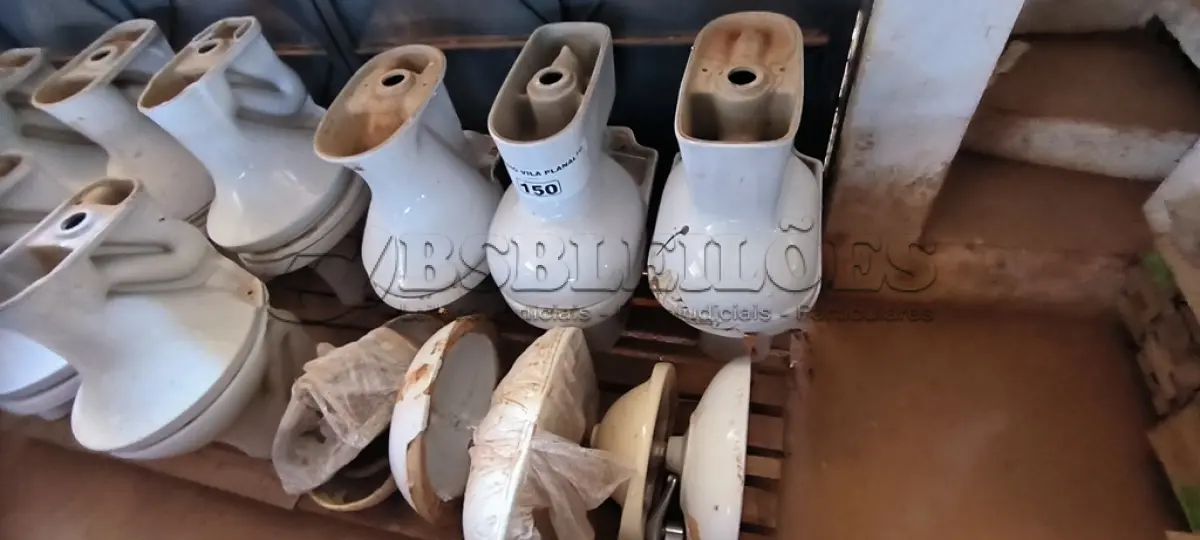 LOTE 150 - 06 VASOS SANITÁRIOS E 04 PIAS PARA BANHEIROS (NO ESTADO, NÃO SABEMOS SE FUNCIONA. LEILÃO NÃO TEM GARANTIA E NEM DEVOLUÇÃO).