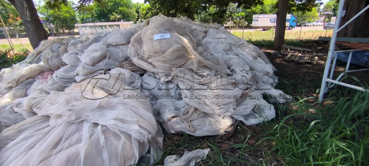 LOTE 277 - 01 LOTE COM TELAS PARA PROTEÇÃO DE OBRA DIVERSOS TAMANHOS (NO ESTADO, NÃO SABEMOS SE FUNCIONA. LEILÃO NÃO TEM GARANTIA E NEM DEVOLUÇÃO).