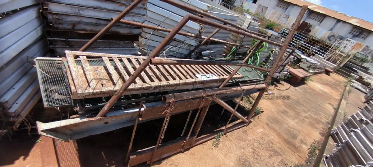 LOTE 249 - 01 LOTE COM UMA ESCADA EM FERRO E GRANDE EM FERRO (NO ESTADO, NÃO SABEMOS SE FUNCIONA. LEILÃO NÃO TEM GARANTIA E NEM DEVOLUÇÃO).