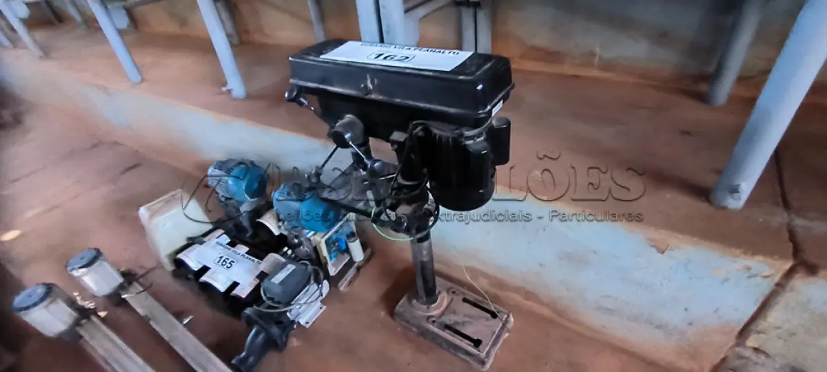 LOTE 162 - 01 FURADEIRA DE BANCADA (NO ESTADO, NÃO SABEMOS SE FUNCIONA. LEILÃO NÃO TEM GARANTIA E NEM DEVOLUÇÃO).