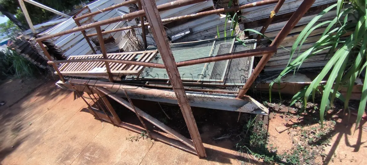 LOTE 249 - 01 LOTE COM UMA ESCADA EM FERRO E GRANDE EM FERRO (NO ESTADO, NÃO SABEMOS SE FUNCIONA. LEILÃO NÃO TEM GARANTIA E NEM DEVOLUÇÃO).