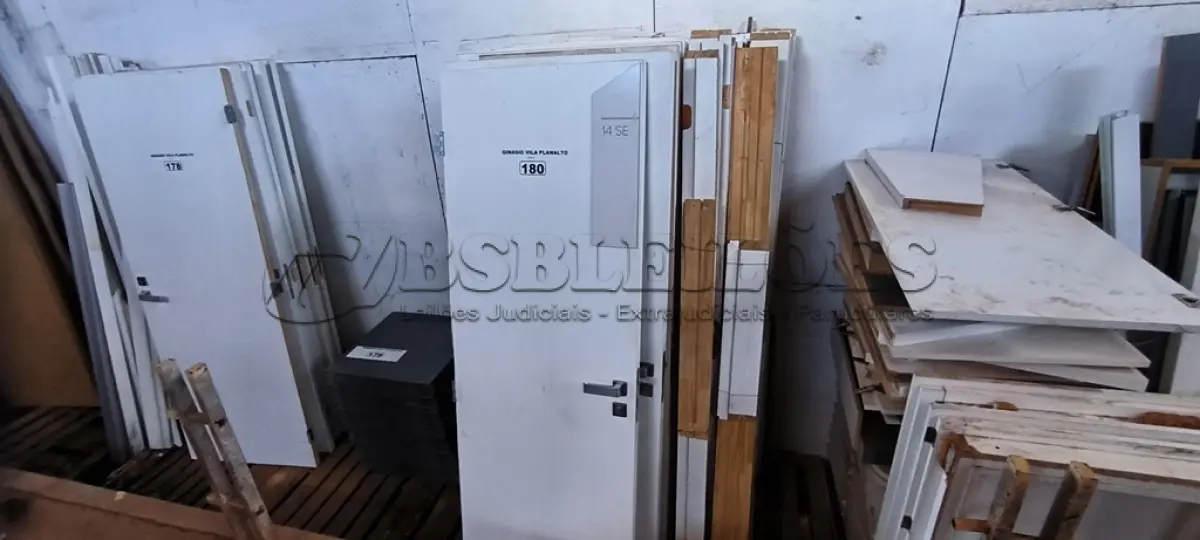 LOTE 180 - 01 LOTE COM PORTAS EM MADEIRA 80X2,10 COM PORTAIS (NO ESTADO, NÃO SABEMOS SE FUNCIONA. LEILÃO NÃO TEM GARANTIA E NEM DEVOLUÇÃO).