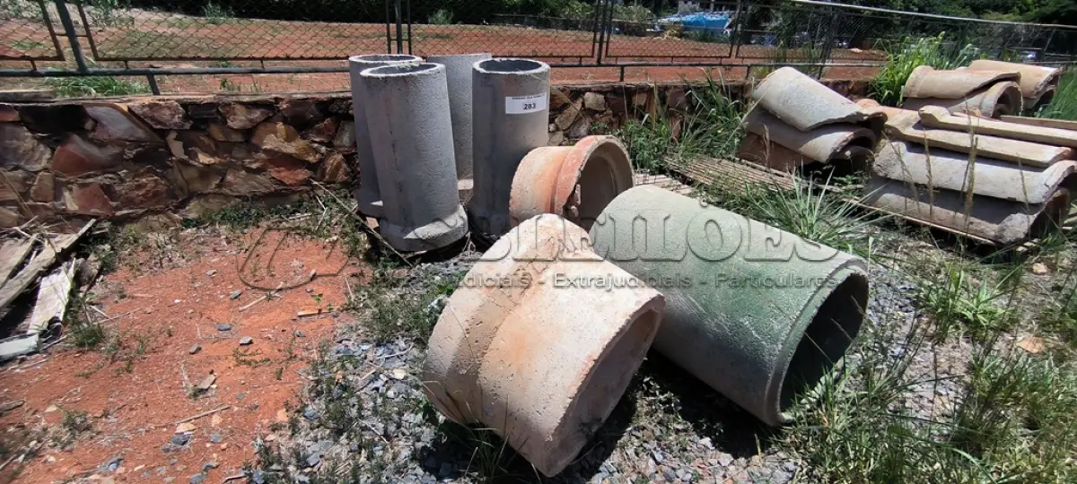 LOTE 283 - 04 MANILHAS EM CONCRETO PEQUENAS (NO ESTADO, NÃO SABEMOS SE FUNCIONA. LEILÃO NÃO TEM GARANTIA E NEM DEVOLUÇÃO).