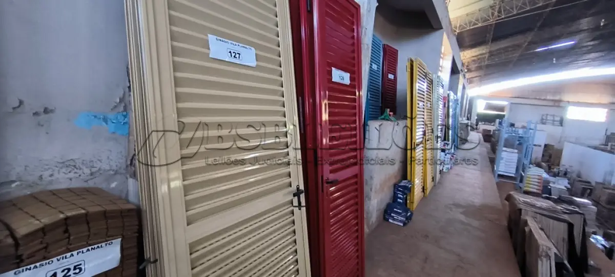 LOTE 128 - 03 PORTAS EM ALUMÍNIO 60X2.45 NA COR VERMELHA (NO ESTADO, NÃO SABEMOS SE FUNCIONA. LEILÃO NÃO TEM GARANTIA E NEM DEVOLUÇÃO).