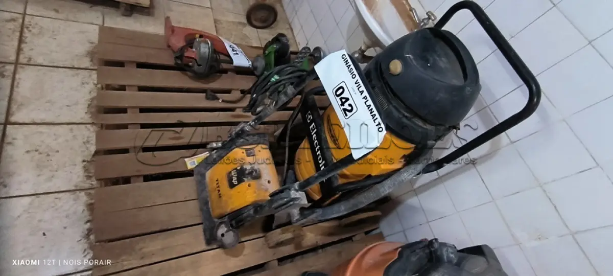 LOTE 042 - 01 ASPIRADOR DE PO ELETROLUX E 01 LAVA JATO WAP TITAN (NO ESTADO, NÃO SABEMOS SE FUNCIONA. LEILÃO NÃO TEM GARANTIA E NEM DEVOLUÇÃO).