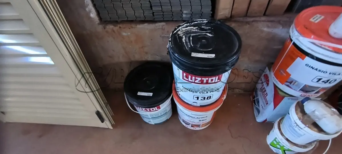 LOTE 138 - 02 BALDES DE TINTA BRANCA E 01 BALDE DE VERNIZ (NO ESTADO, NÃO SABEMOS SE FUNCIONA. LEILÃO NÃO TEM GARANTIA E NEM DEVOLUÇÃO).