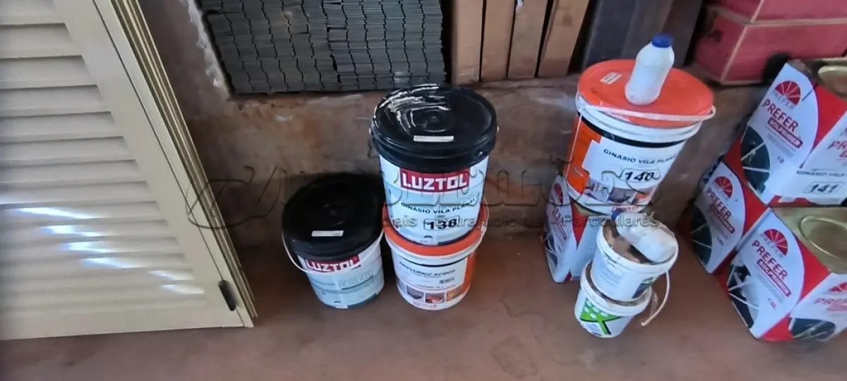 LOTE 138 - 02 BALDES DE TINTA BRANCA E 01 BALDE DE VERNIZ (NO ESTADO, NÃO SABEMOS SE FUNCIONA. LEILÃO NÃO TEM GARANTIA E NEM DEVOLUÇÃO).