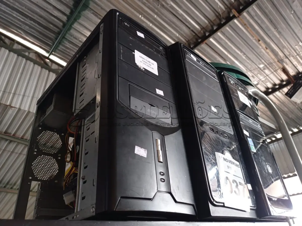 LOTE 037 - 03 CPU’S MARCAS E MODELOS DIVERSOS. (NO ESTADO) ATENÇÃO! FAZER A VISITAÇÃO ANTES DE ARREMATAR, NÃO SABEMOS SE FUNCIONA. LEILÃO NÃO TEM GARANTIA E NEM DEVOLUÇÃO, SUJEITO A POSSÍVEIS AVARIAS VISÍVEIS/OCULTAS E/OU AUSÊNCIA DE COMPONENTES.