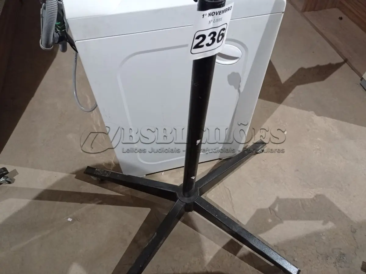LOTE 236 - 01 TRIPÉ EXPOSITOR PARA TV’S. (NO ESTADO) ATENÇÃO! FAZER A VISITAÇÃO ANTES DE ARREMATAR, NÃO SABEMOS SE FUNCIONA. LEILÃO NÃO TEM GARANTIA E NEM DEVOLUÇÃO, SUJEITO A POSSÍVEIS AVARIAS VISÍVEIS/OCULTAS E/OU AUSÊNCIA DE COMPONENTES.