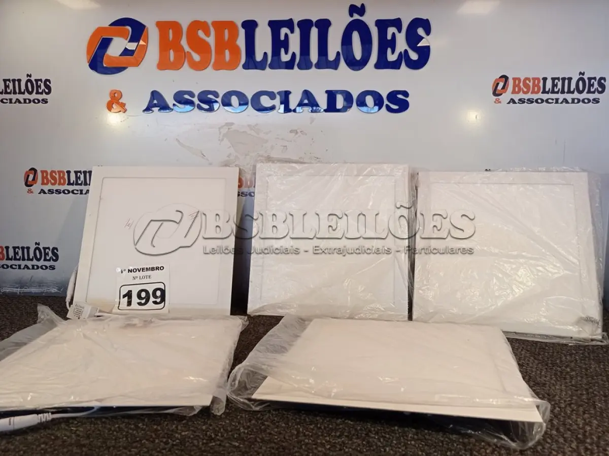 LOTE 199 - 05 PAINÉIS DE LED DE EMBUTIR 30X30 24W. (NO ESTADO) ATENÇÃO! FAZER A VISITAÇÃO ANTES DE ARREMATAR, NÃO SABEMOS SE FUNCIONA. LEILÃO NÃO TEM GARANTIA E NEM DEVOLUÇÃO, SUJEITO A POSSÍVEIS AVARIAS VISÍVEIS/OCULTAS E/OU AUSÊNCIA DE COMPONENTES.