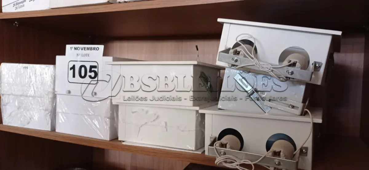 LOTE 105 - 09 LUMINÁRIAS MARCAS E MODELOS DIVERSOS. (NO ESTADO) ATENÇÃO! FAZER A VISITAÇÃO ANTES DE ARREMATAR, NÃO SABEMOS SE FUNCIONA. LEILÃO NÃO TEM GARANTIA E NEM DEVOLUÇÃO, SUJEITO A POSSÍVEIS AVARIAS VISÍVEIS/OCULTAS E/OU AUSÊNCIA DE COMPONENTES.