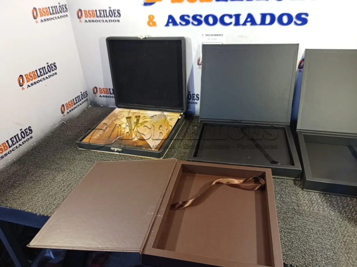 LOTE 344 - 04 CAIXAS PARA ÁLBUNS DE FOTOGRAFIA. (NO ESTADO) ATENÇÃO! FAZER A VISITAÇÃO ANTES DE ARREMATAR, NÃO SABEMOS SE FUNCIONA. LEILÃO NÃO TEM GARANTIA E NEM DEVOLUÇÃO, SUJEITO A POSSÍVEIS AVARIAS VISÍVEIS/OCULTAS E/OU AUSÊNCIA DE COMPONENTES.