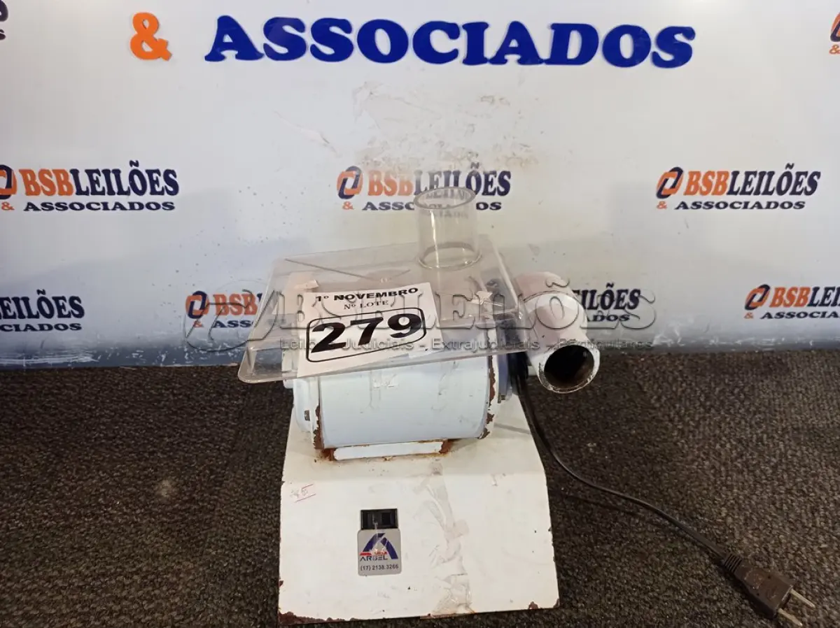 LOTE 279 - 01 MOEDOR DE CARNE ARBEL. (NO ESTADO) ATENÇÃO! FAZER A VISITAÇÃO ANTES DE ARREMATAR, NÃO SABEMOS SE FUNCIONA. LEILÃO NÃO TEM GARANTIA E NEM DEVOLUÇÃO, SUJEITO A POSSÍVEIS AVARIAS VISÍVEIS/OCULTAS E/OU AUSÊNCIA DE COMPONENTES.