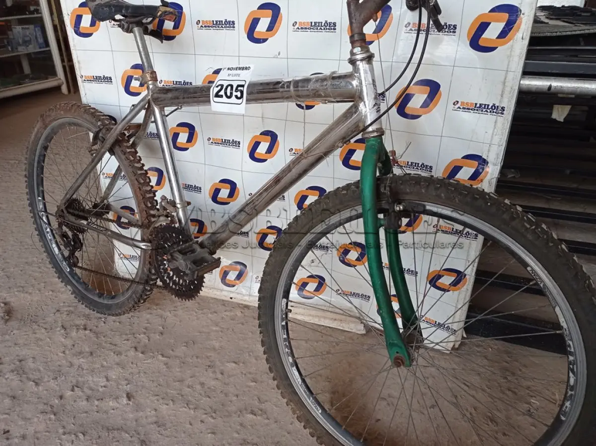LOTE 205 - 01 BICICLETA ARO 26. (NO ESTADO) ATENÇÃO! FAZER A VISITAÇÃO ANTES DE ARREMATAR, NÃO SABEMOS SE FUNCIONA. LEILÃO NÃO TEM GARANTIA E NEM DEVOLUÇÃO, SUJEITO A POSSÍVEIS AVARIAS VISÍVEIS/OCULTAS E/OU AUSÊNCIA DE COMPONENTES.